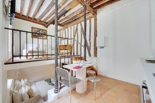 une petite salle à manger avec une table et des chaises dans l'établissement Maison à Saint-Germain-des-Prés, à Paris