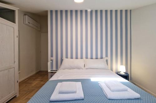 Katil atau katil-katil dalam bilik di Pola Rooms - Guesthouse by Host Hero