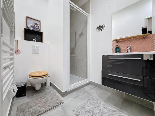 une salle de bain avec une douche, des toilettes et un lavabo dans l'établissement Charming 2-Bedroom Retreat Near City Center with Excellent Transport Links, à Nice