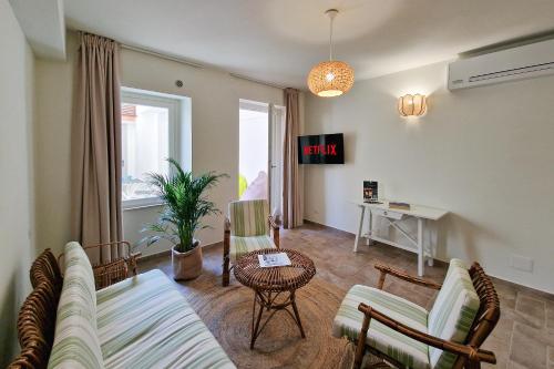 Televisyen dan/atau pusat hiburan di Pola Rooms - Guesthouse by Host Hero