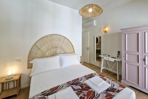 Katil atau katil-katil dalam bilik di Pola Rooms - Guesthouse by Host Hero