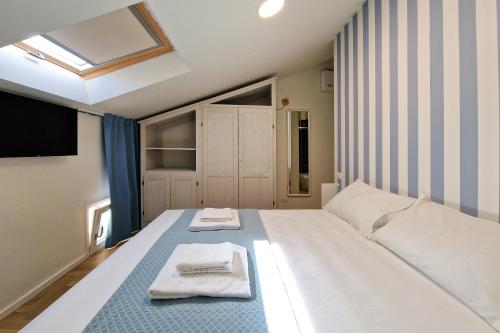 Katil atau katil-katil dalam bilik di Pola Rooms - Guesthouse by Host Hero