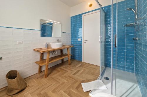 Bilik mandi di Pola Rooms - Guesthouse by Host Hero