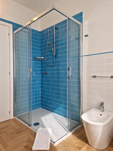 Bilik mandi di Pola Rooms - Guesthouse by Host Hero