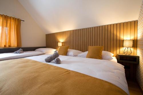 two beds in a room with two lamps and a bedvisor at CHALETY MÝTO POD ĎUMBIEROM in Mýto pod Ďumbierom