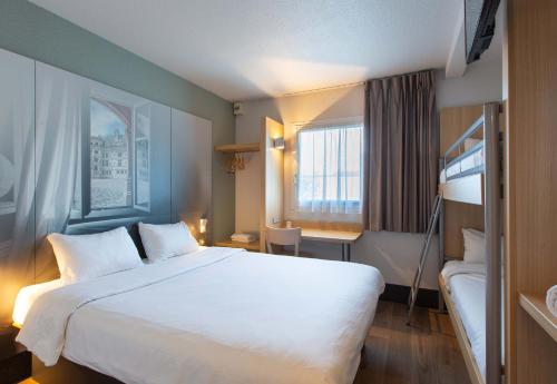 Кровать или кровати в номере B&B HOTEL Blois Sud Vineuil