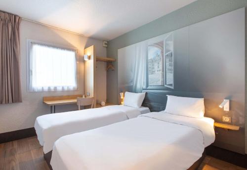 Кровать или кровати в номере B&B HOTEL Blois Sud Vineuil