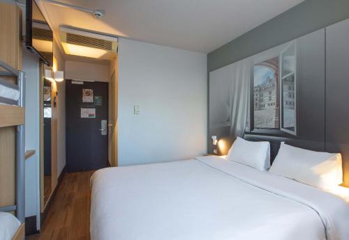 Кровать или кровати в номере B&B HOTEL Blois Sud Vineuil