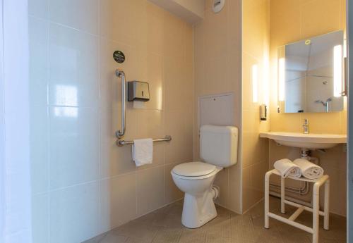 Ванная комната в B&B HOTEL Blois Sud Vineuil