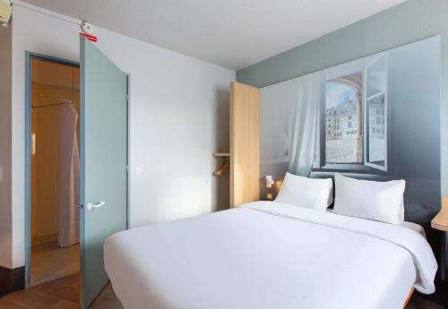 Кровать или кровати в номере B&B HOTEL Blois Sud Vineuil