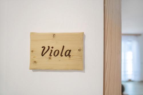 a sign that says vida hanging on a wall at Agritur Maso Flonkeri in Bosentino
