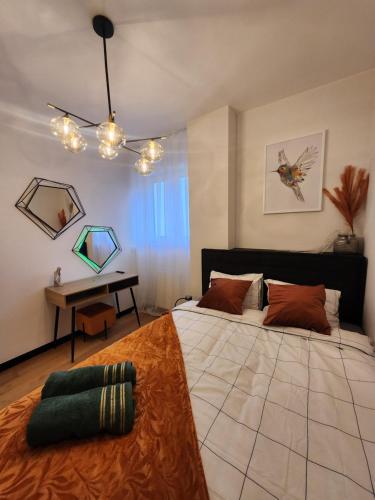 ワルシャワにあるNew! Warsaw Luxury Apartment with Jacuzzi and total relax - Warszawski Luksus Jacuzzi i totalny relaks!の大きなベッドと机のある寝室