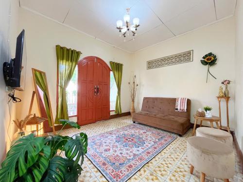 a living room with a couch and a red door at Bohaus in Alastuwo