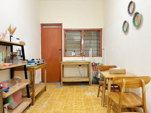 a room with a table and chairs and a door at Bohaus in Alastuwo