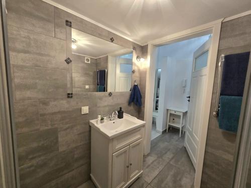 Ένα μπάνιο στο "Pianist" City Break Apartment