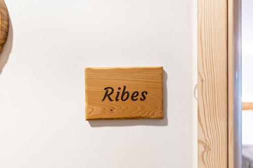 a sign with the word rides on a white refrigerator at Agritur Maso Flonkeri in Bosentino
