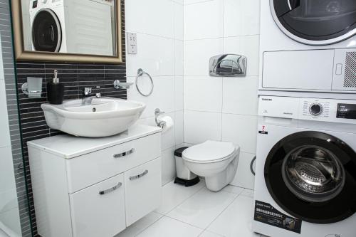 Ένα μπάνιο στο The Locale - in the Heart of Everything