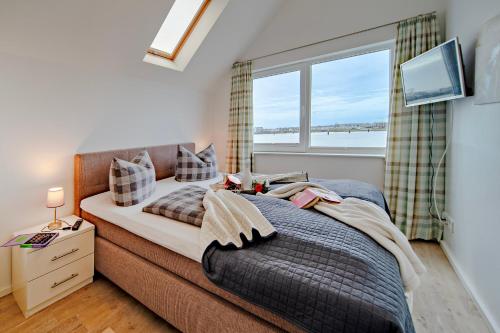 Postel nebo postele na pokoji v ubytování Maisonette Fewo Kapteins Lounge by Seeblick Ferien ORO, Rundum Wasser, 6Pers, Sauna, Kamin