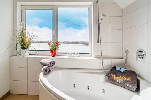 Koupelna v ubytování Maisonette Fewo Kapteins Lounge by Seeblick Ferien ORO, Rundum Wasser, 6Pers, Sauna, Kamin