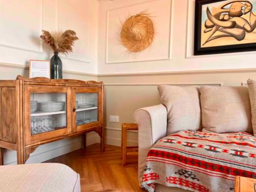 - un salon avec un canapé et une armoire en bois dans l'établissement le petit George, T3 terrasse et front de mer classé 3 étoiles, à Palavas-les-Flots