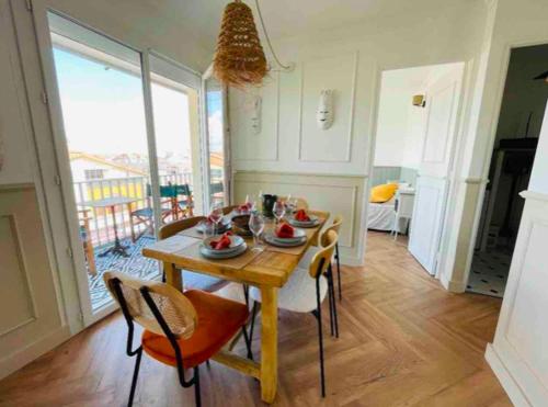 une salle à manger avec une table et des chaises dans l'établissement le petit George, T3 terrasse et front de mer classé 3 étoiles, à Palavas-les-Flots