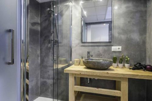 a bathroom with a sink and a shower at Estudio Alicante Barrio 2 in Alicante