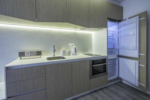 a kitchen with a sink and a refrigerator at Estudio Alicante Barrio 2 in Alicante