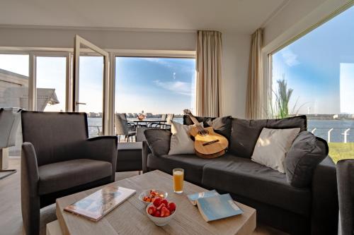 Posezení v ubytování 3-Zi-Fewo Brigantine 33 by Seeblick Ferien ORO, Wasserblick,Sauna