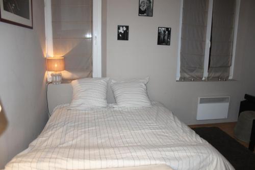 オンフルールにあるCharmante Maison De Pêcheurのベッドルーム(白いシーツと枕付)