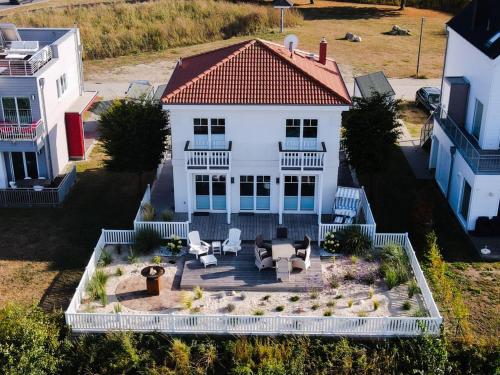 an aerial view of a white house with a patio at Traumferienhaus Sliminde by Seeblick Ferien ORO, direkte Wasserlage E-Säule 6 Pers in Olpenitz