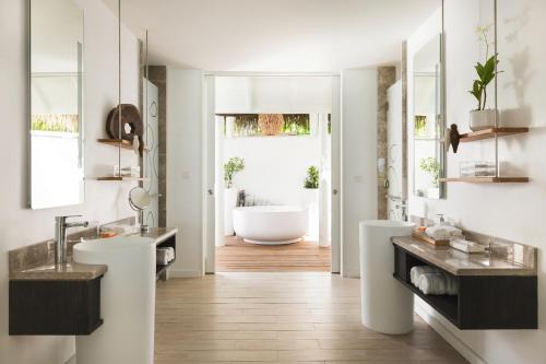 Bagno di LUX* South Ari Atoll Resort & Villas