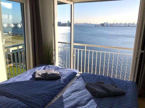 Postel nebo postele na pokoji v ubytování Schleivilla Hafenmeister by Seeblick Ferien ORO, Wasserbett, Billardtisch,Kamin,Sauna