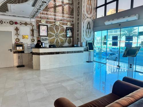 a lobby with a bar in a building at فندق رفاق العالية in Makkah