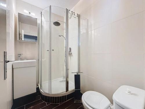 une salle de bain avec douche et toilettes dans l'établissement appartement Pied des Pistes à Villard de Lans Côte 2000 avec Ascenseur tout Equipée, à Prénatier