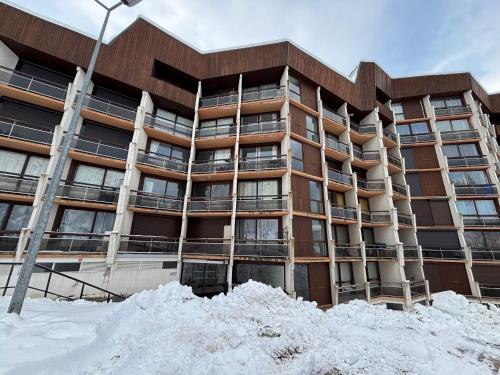 un immeuble couvert de neige dans l'établissement appartement Pied des Pistes à Villard de Lans Côte 2000 avec Ascenseur tout Equipée, à Prénatier