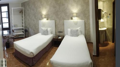 Postel nebo postele na pokoji v ubytování Hotel Lloret Ramblas