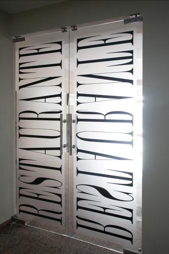 a pair of white doors in a room at Hotel Insula Barataria in Alcázar de San Juan