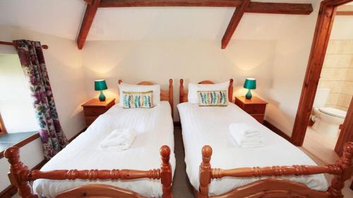 เตียงในห้องที่ The Stone Barn Cottage with Hot Tub