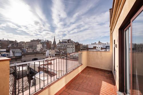ein Balkon mit Blick auf die Stadt in der Unterkunft Sweett - Harmony Central in Barcelona