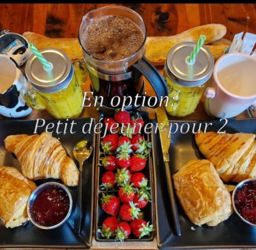 - un plateau de nourriture avec des fraises, des croissants et de la confiture dans l'établissement Le sublime SM, à Paris