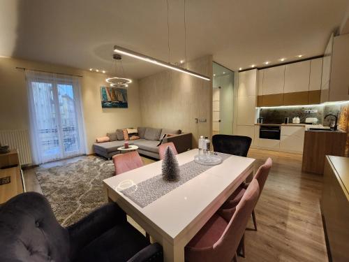 M53 "Margaret's Edge" Apartment