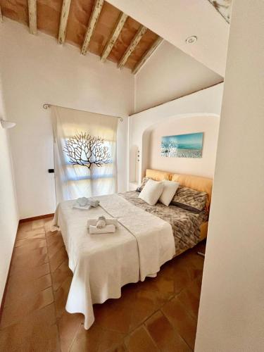 Un dormitorio con una cama grande con ventana. en Villino Cloè dell'Orso, en Proiettore