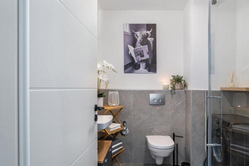 a bathroom with a toilet and a sink at Marktplatz Ferienwohnung in Alsfeld