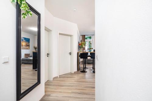 a hallway with a mirror and a desk at Marktplatz Ferienwohnung in Alsfeld