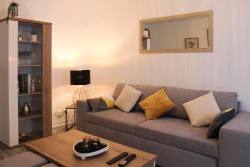 un salon avec un canapé et une table dans l'établissement Nice T3 with furnished balcony in Saint-Denis, à Saint-Denis