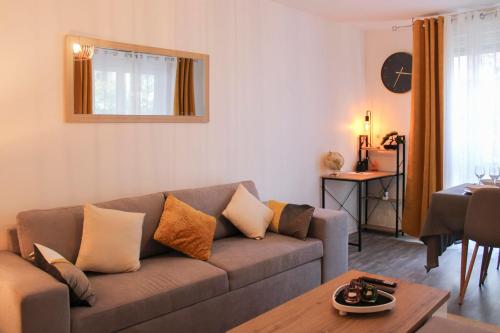 un salon avec un canapé et une table dans l'établissement Nice T3 with furnished balcony in Saint-Denis, à Saint-Denis