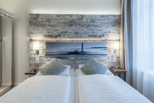 1 Schlafzimmer mit 2 Betten und einer Wand mit einem Leuchtturm in der Unterkunft Arkadenhaus - Hotel Freiherr von Schwarzenberg in Papenburg