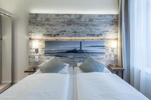 パーペンブルクにあるArkadenhaus - Hotel Freiherr von Schwarzenbergのベッドルーム1室(ベッド2台付)、壁に灯台が備わります。