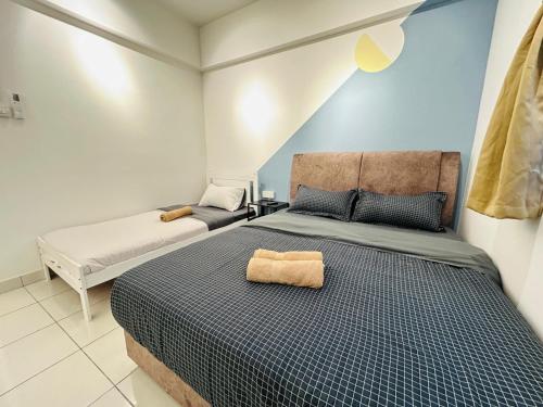 Cama o camas de una habitación en Kulai Apartment 3BR-5BR near IOI, Aeon and Senai Airport