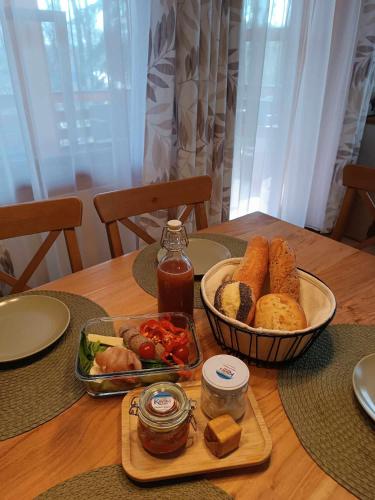 a table with a tray of bread and a bowl of food at e-Pagony Dunakanyar- Privát erdei szállás in Kismaros